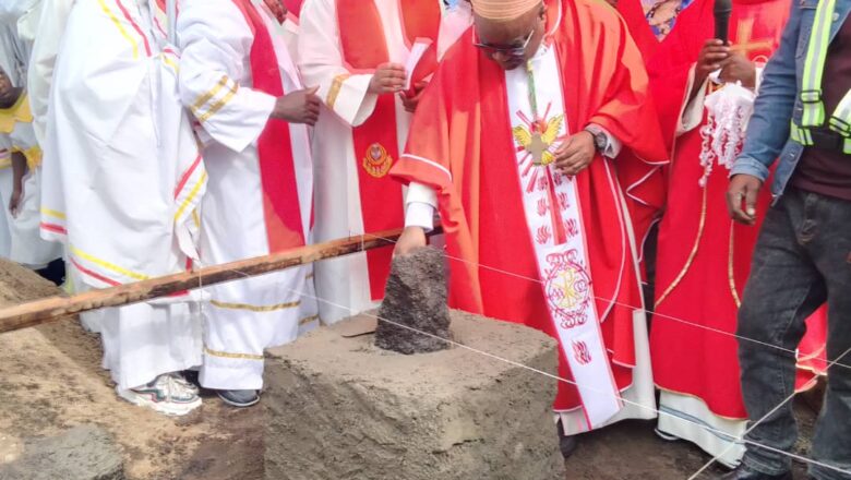 Goma : Mgr Willy Ngumbi pose la première pierre du presbytère de la paroisse Isidore Bakanja