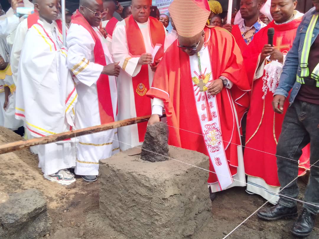 Goma : Mgr Willy Ngumbi pose la première pierre du presbytère de la paroisse Isidore Bakanja