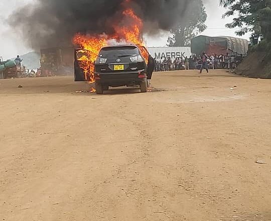 Kasindi : Une voiture prend feu à la frontière congolo-ougandaise, le chauffeur vomit dans le comma.