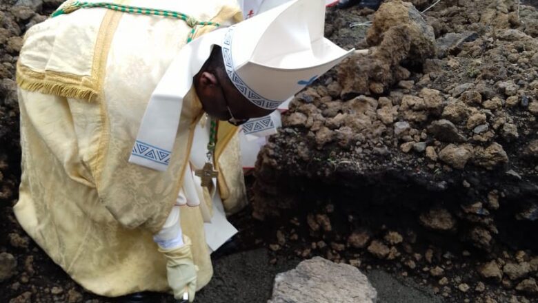 KITCHANGA : Une double célébration entre foi et engagement communautaire Pose de la première pierre du presbytère et 25 ans d’existence de la paroisse Saint Barthélémy