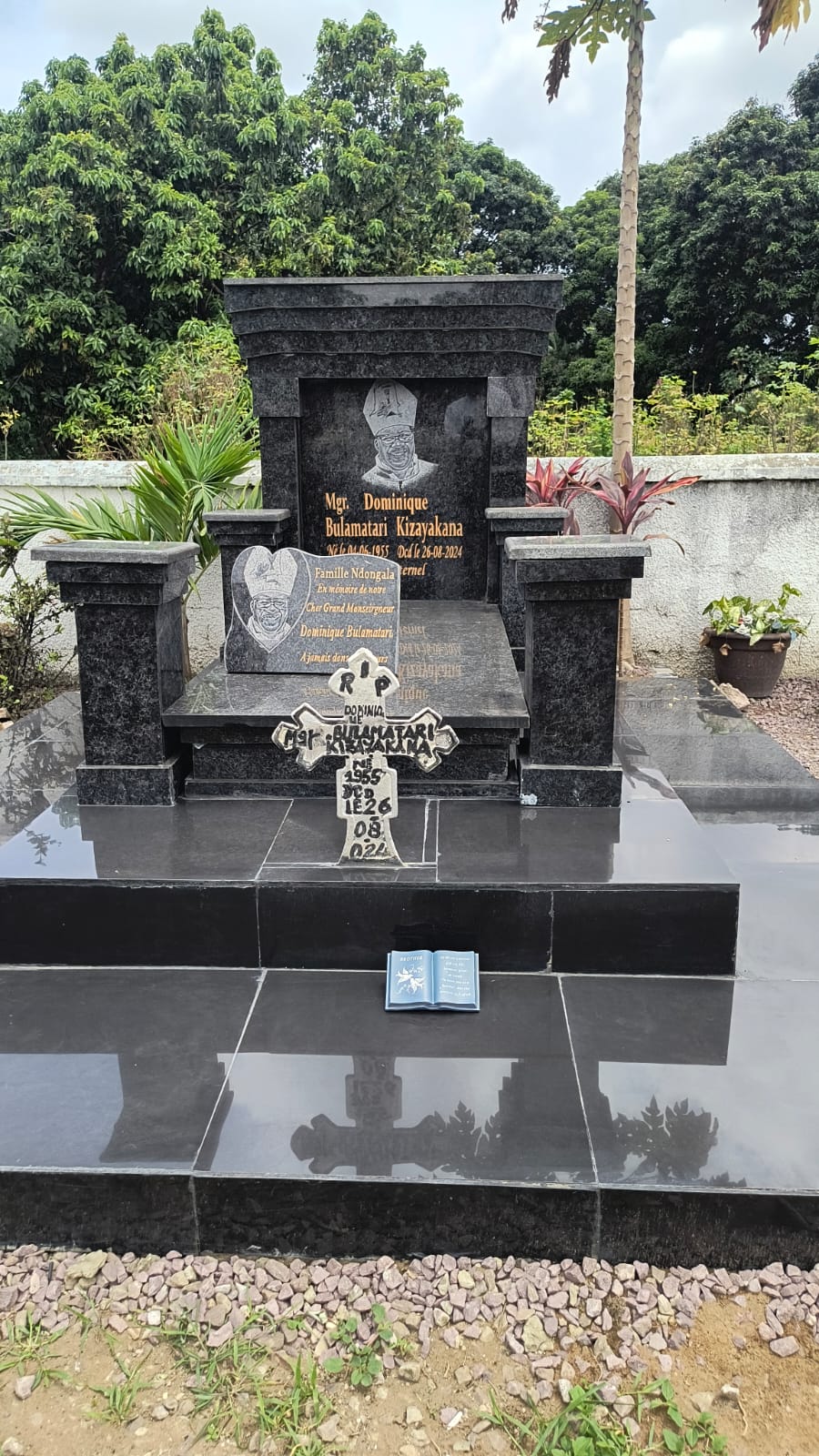 Kinshasa : Monseigneur Joseph Mopepe réactualise la mémoire des défunts à la lumière de la culture africaine.