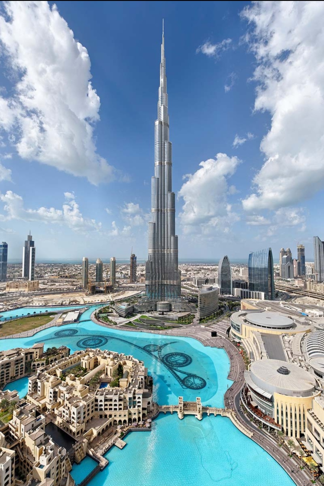Dubaï- Burj Khalifa : Quand l’Homme défie le ciel,  l’Africain regagne encore la hutte