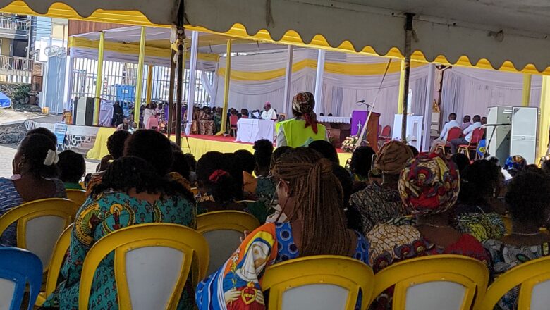 Des femmes autour de l’évêque de Goma.