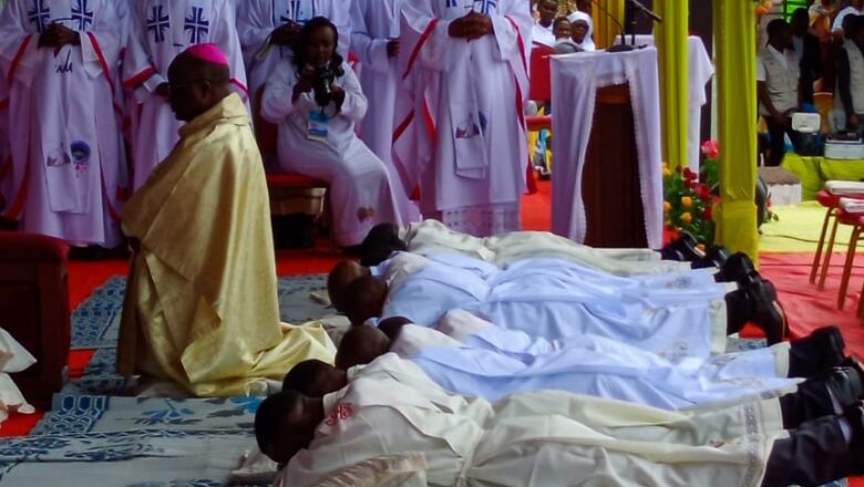 GOMA : Neuf nouveaux diacres ordonnés prêtres à la paroisse Notre-Dame du Mont Carmel, un signe d’espérance pour l’Église locale