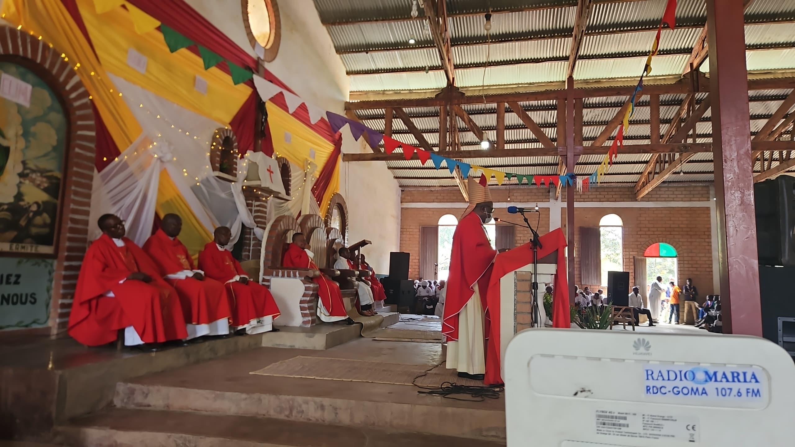 Diocèse de Goma : Monseigneur Willy Ngumbi en pastorale dans la Paroisse Saint François Caracciolo de Binja.