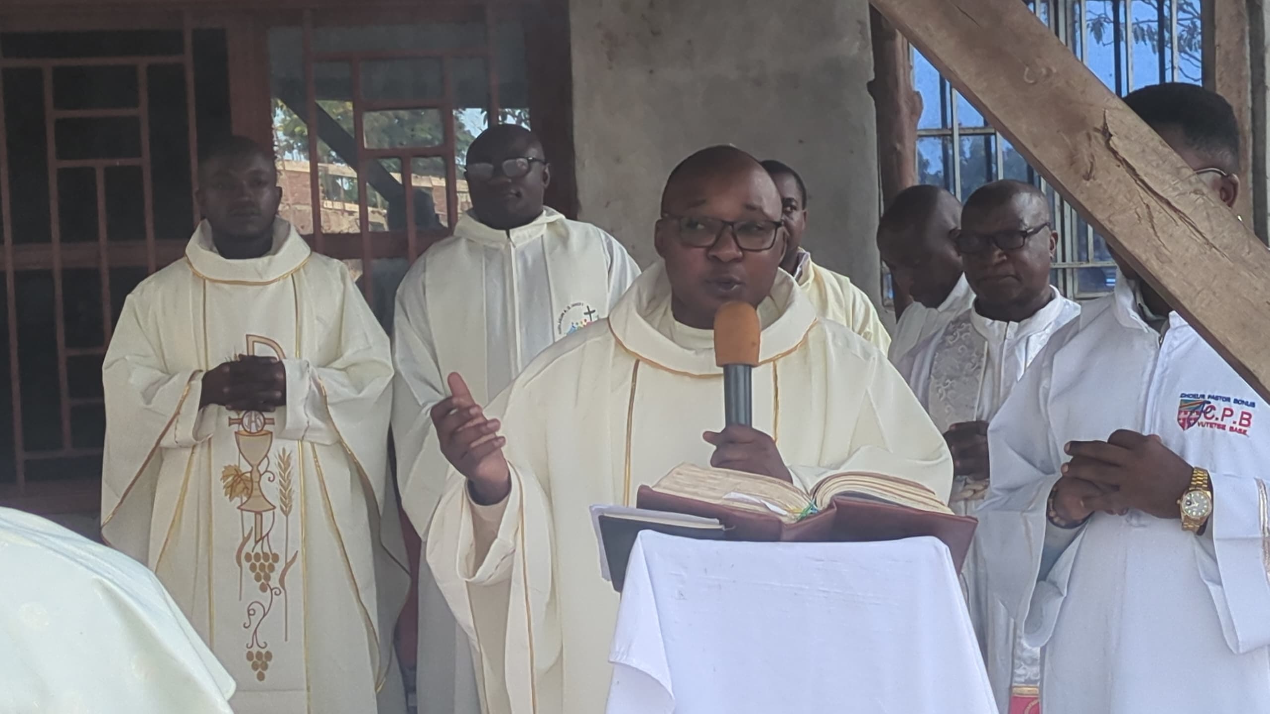 KYAVINYONGE : Le père bonilien Isaac Kambale Mavunda célèbre sa messe de prémices et invite les fidèles à vivre dans l&rsquo;humilité*