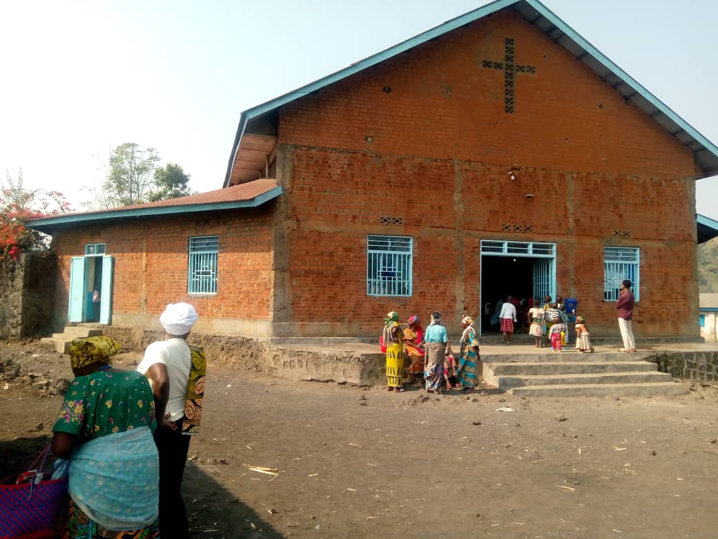 Diocèse de Goma/Paroisse de Sake : 155 jeunes reçoivent le sacrement de confirmation devant une foule de fidèles, un puissant témoignage de foi malgré l&rsquo;insécurité