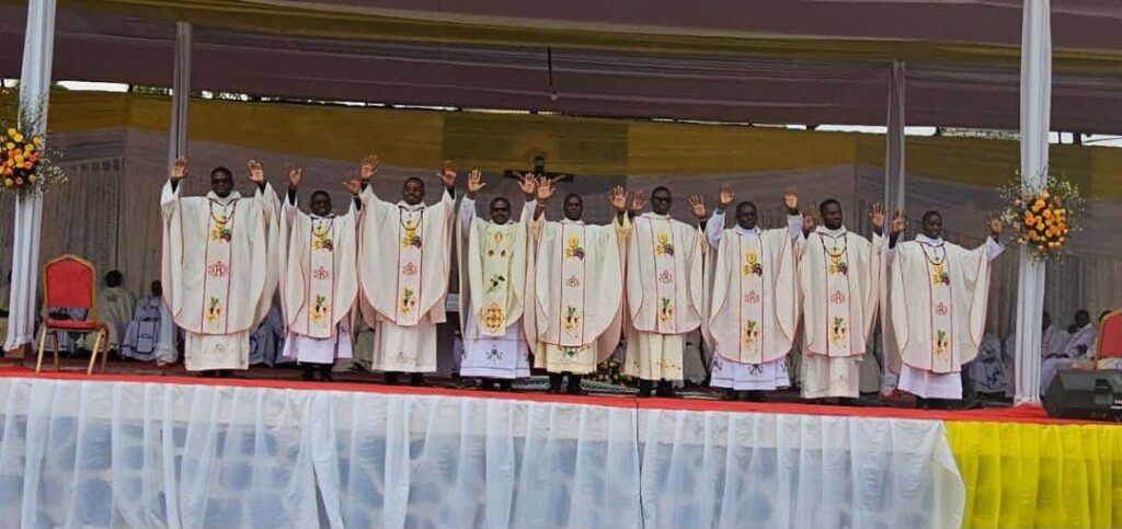 Goma : Neuf diacres ordonnés prêtres et onze acolytes élevés au diaconat à la paroisse Notre-Dame du Mont Carmel