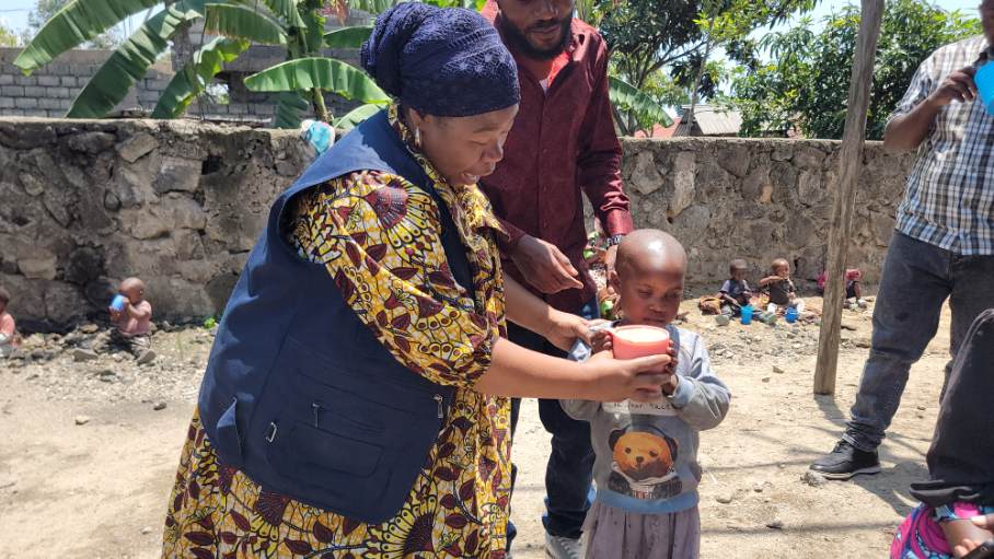 Goma : Le CAFEDDHU offre une bouillie nutritive à plus de 50 enfants en situation de vulnérabilité à Mugunga
